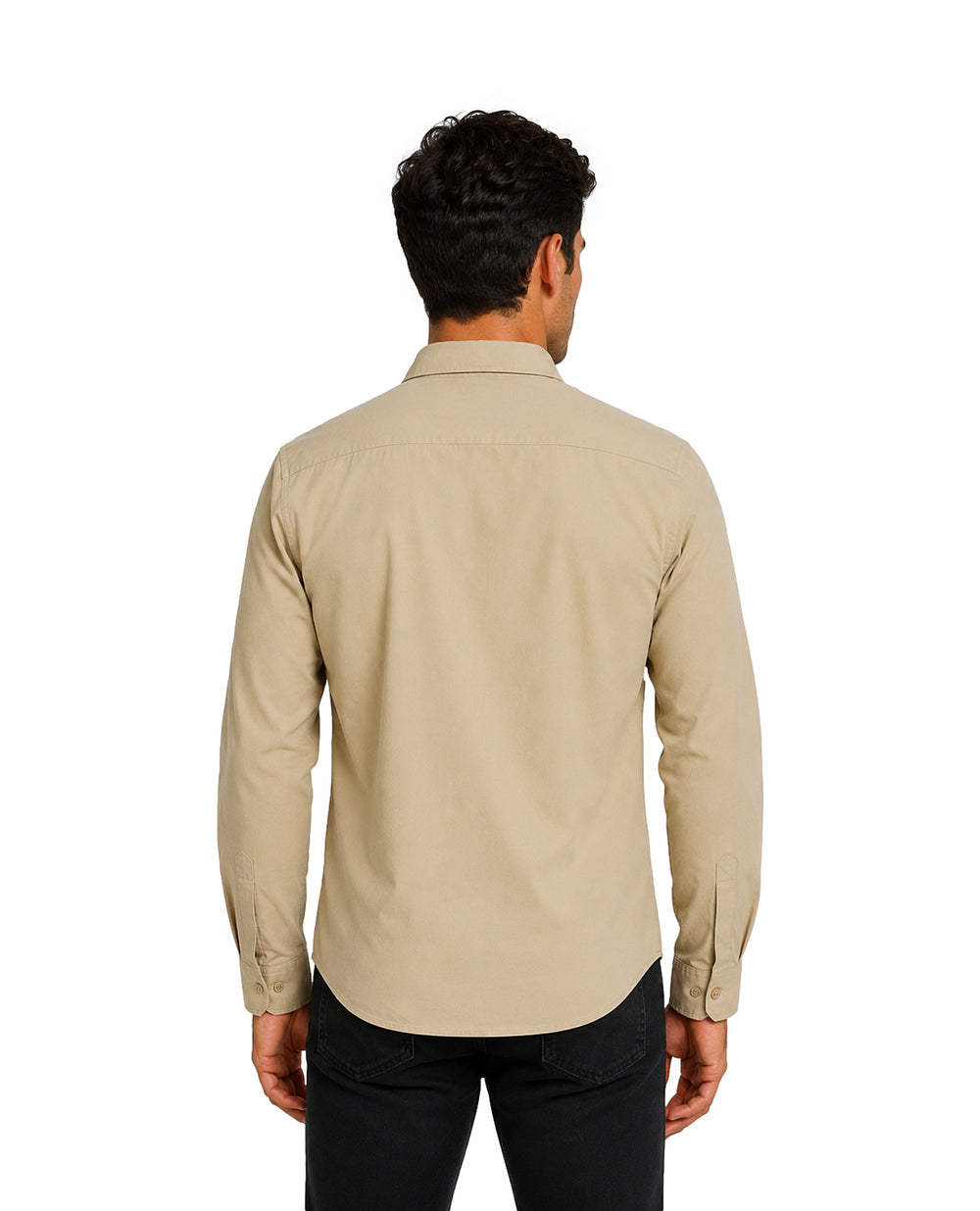 Hombre vistiendo una camisa de manga larga color beige con botones y cuello.