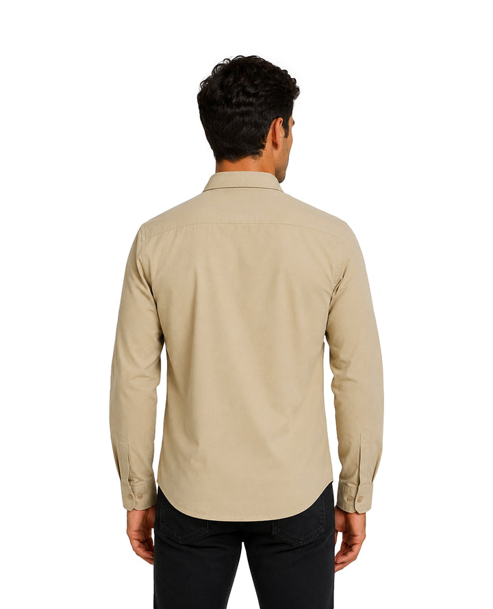 Hombre vistiendo una camisa de manga larga color beige con botones y cuello.
