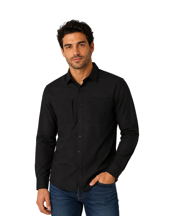 Hombre vistiendo una camisa negra de manga larga con botones y cuello.