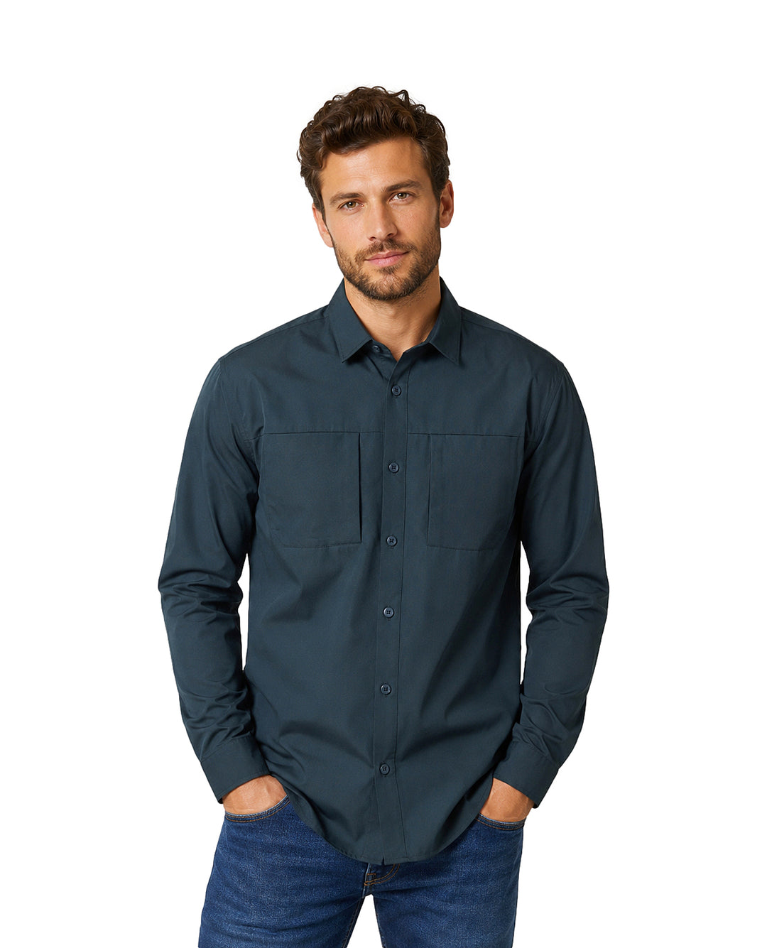 Hombre vistiendo una camisa UNGA color navy de manga larga y cuello.