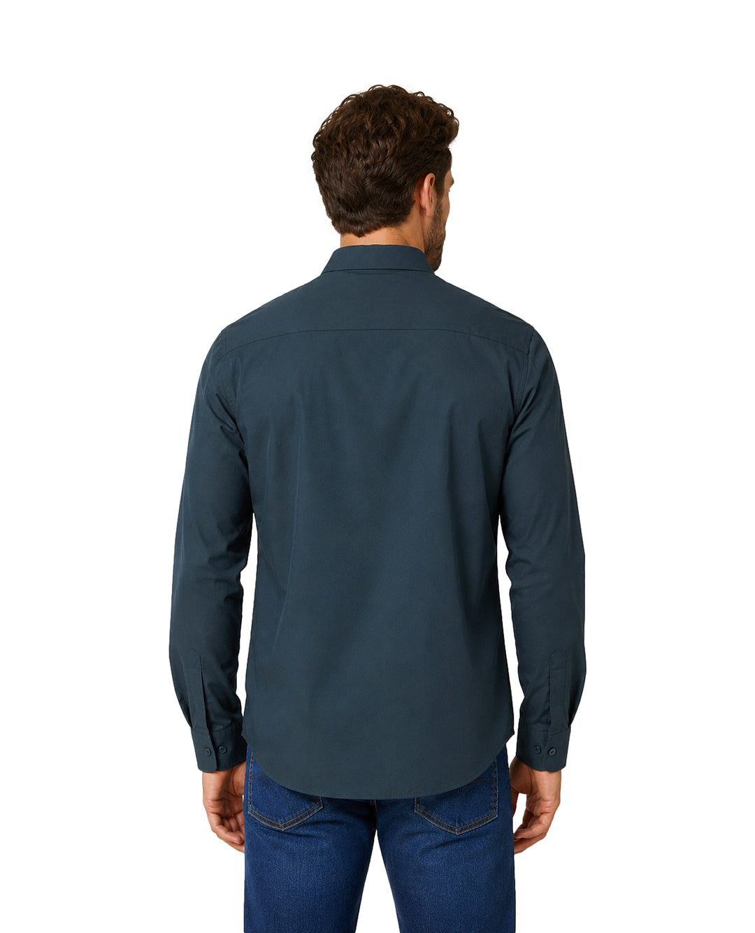 Hombre vistiendo una camisa UNGA color navy de manga larga y cuello.
