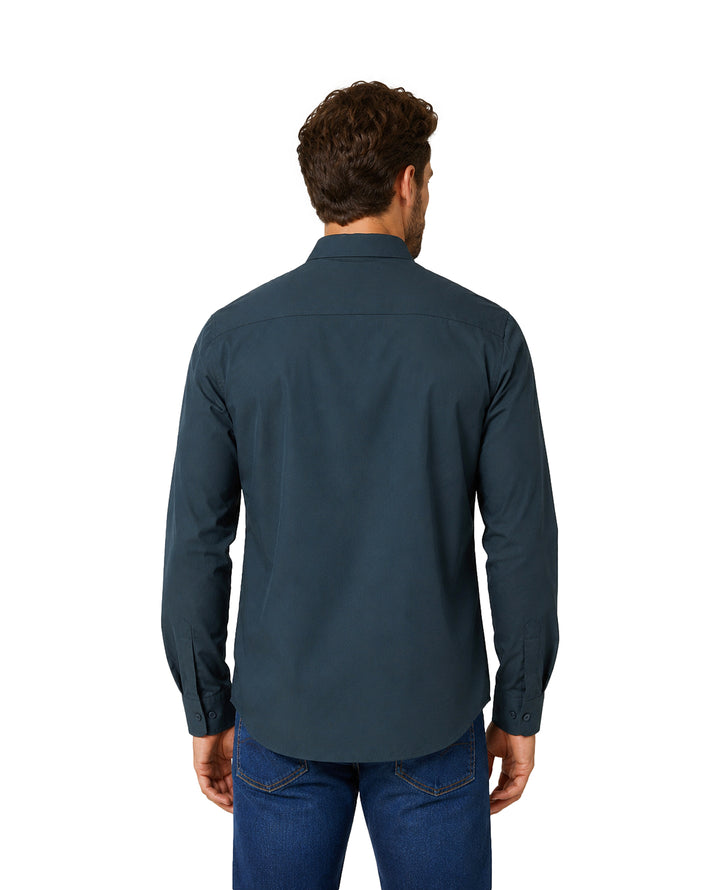 Hombre vistiendo una camisa UNGA color navy de manga larga y cuello.