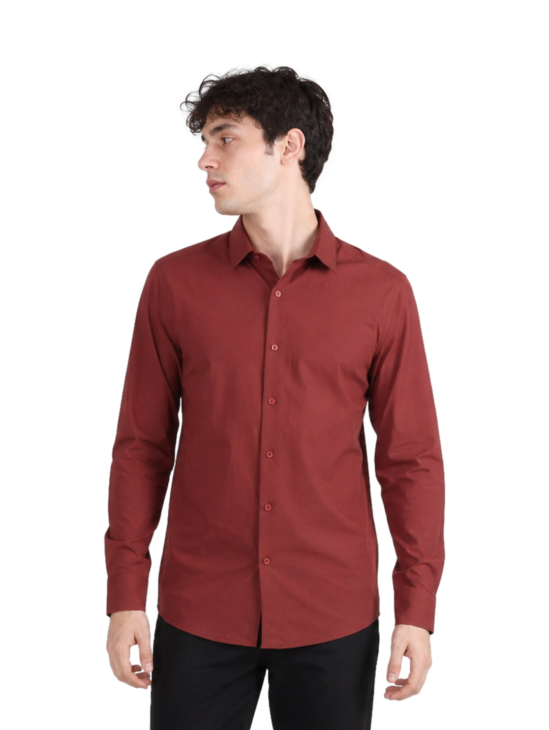 Hombre vistiendo una camisa de manga larga color rojo con botones y cuello.