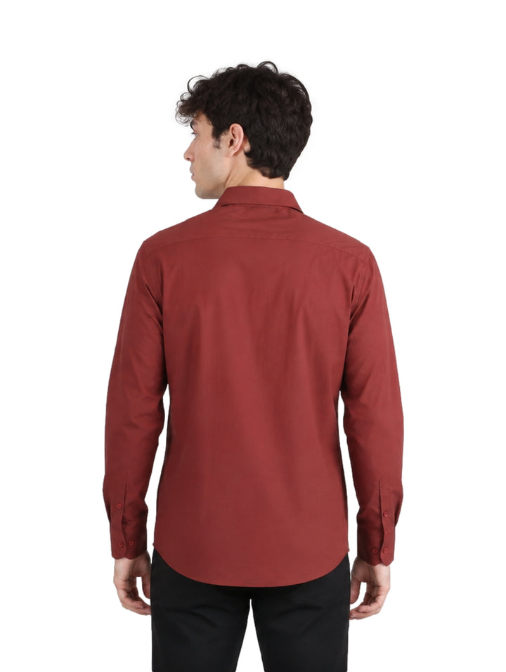 Hombre vistiendo una camisa de manga larga color rojo con botones y cuello.