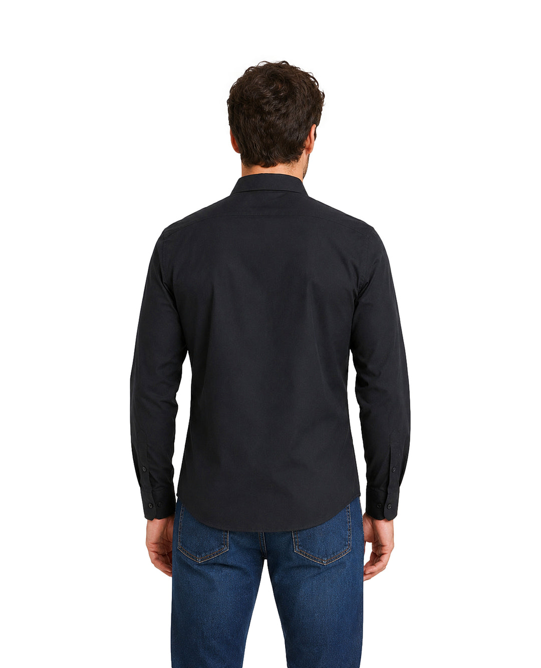 Hombre vistiendo una camisa negra de manga larga y pantalones vaqueros azules.