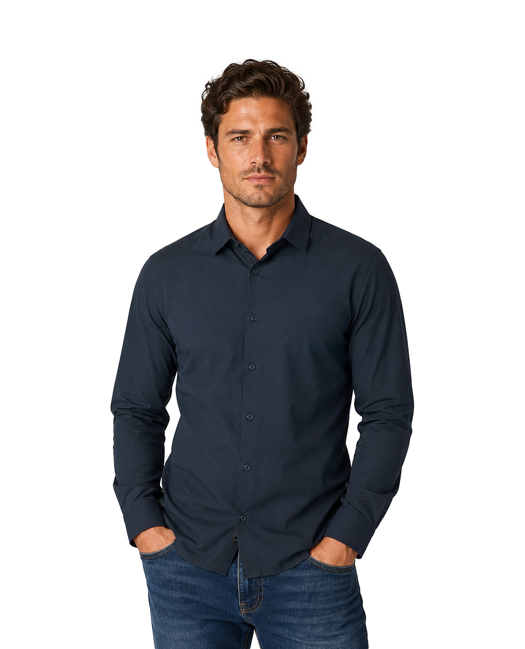 Hombre vistiendo una camisa de manga larga color azul marino y pantalones de mezclilla.