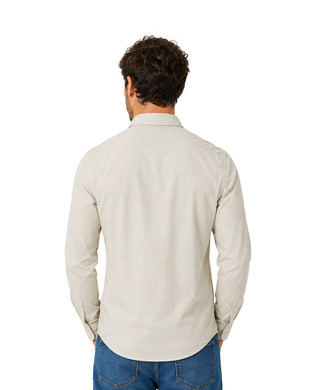 Hombre vistiendo una camisa de manga larga color beige y pantalones azules.