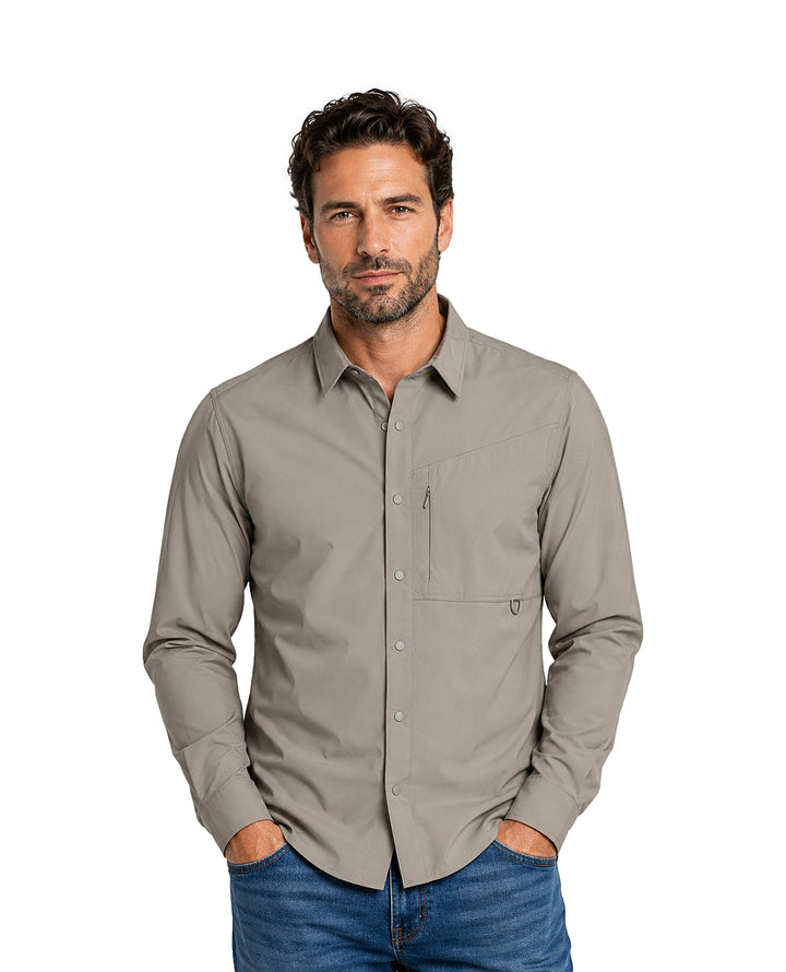 Hombre vistiendo camisa de manga larga color gris y pantalones azules.
