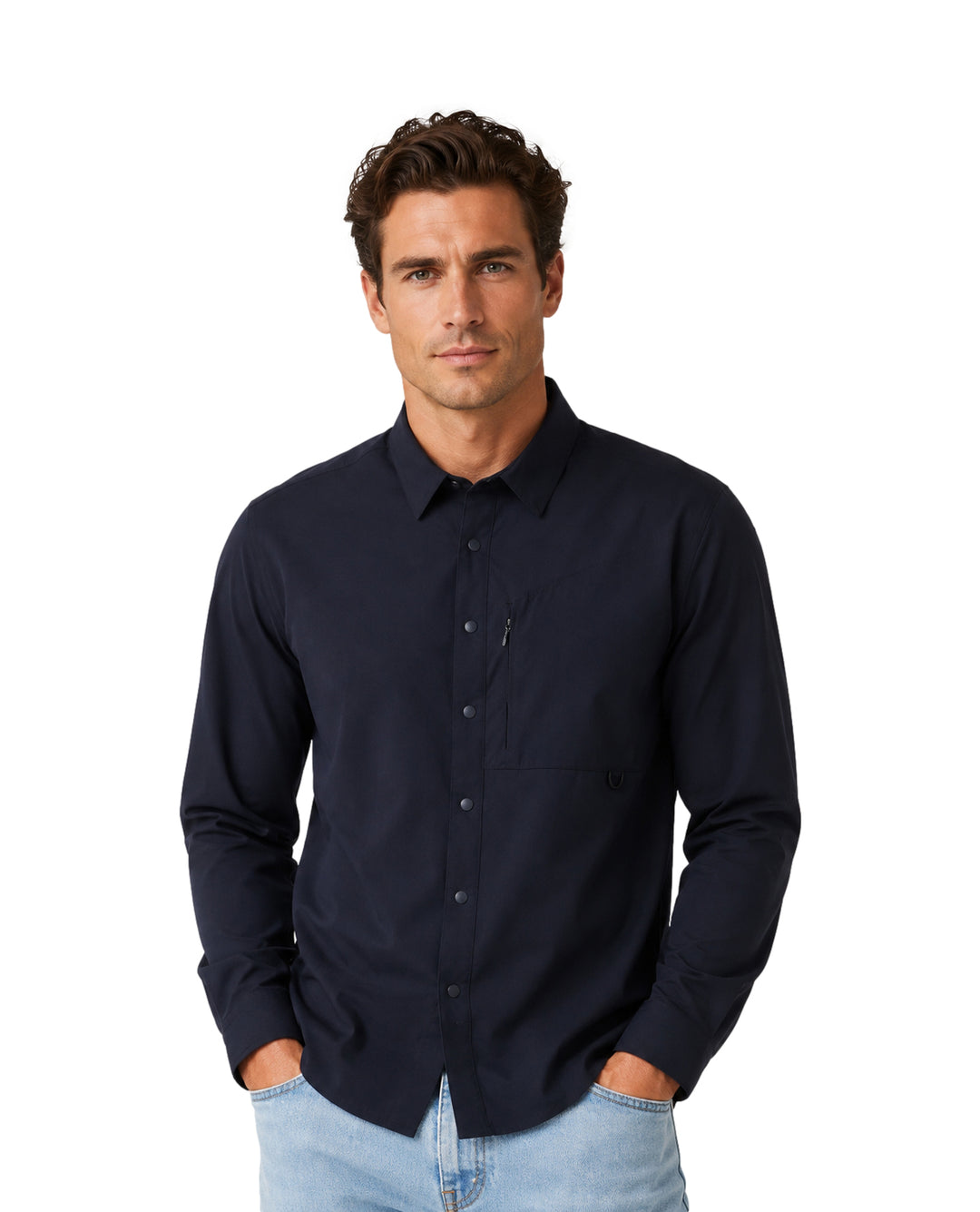 Hombre vistiendo una camisa de manga larga color azul marino con cuello y botones.