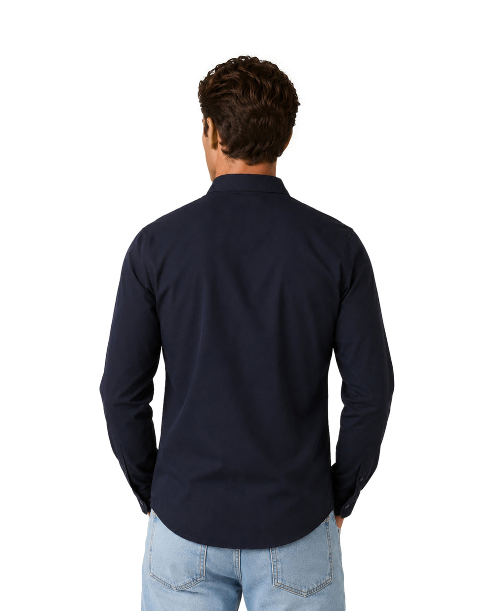 Hombre vistiendo una camisa de manga larga color azul marino con cuello y botones.