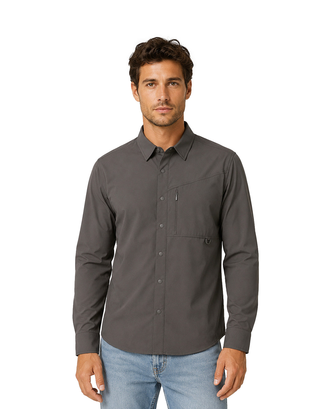 Hombre vistiendo camisa de manga larga color charcoal con bolsillo frontal con cierre.