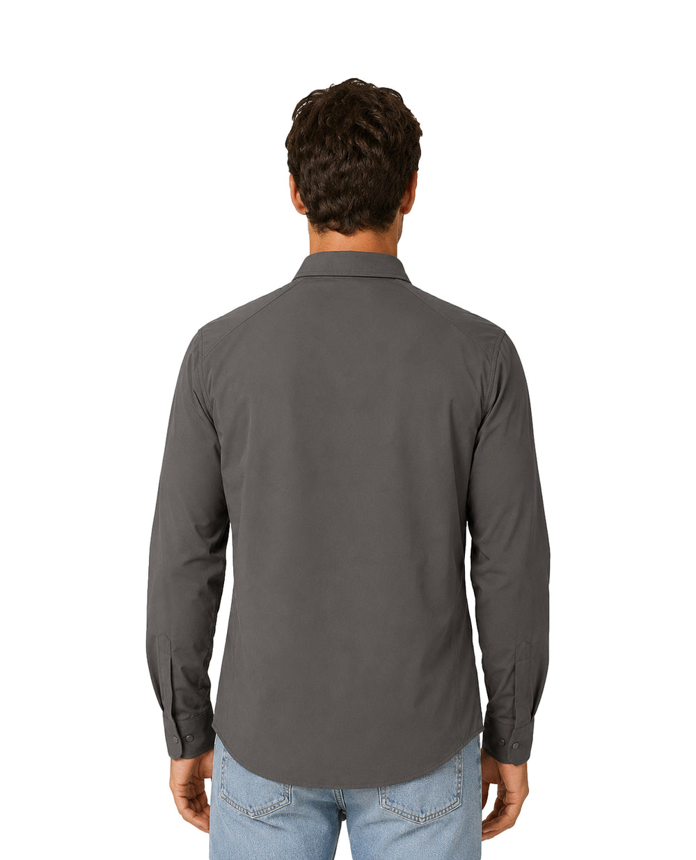 Hombre vistiendo camisa de manga larga color charcoal con bolsillo frontal con cierre.