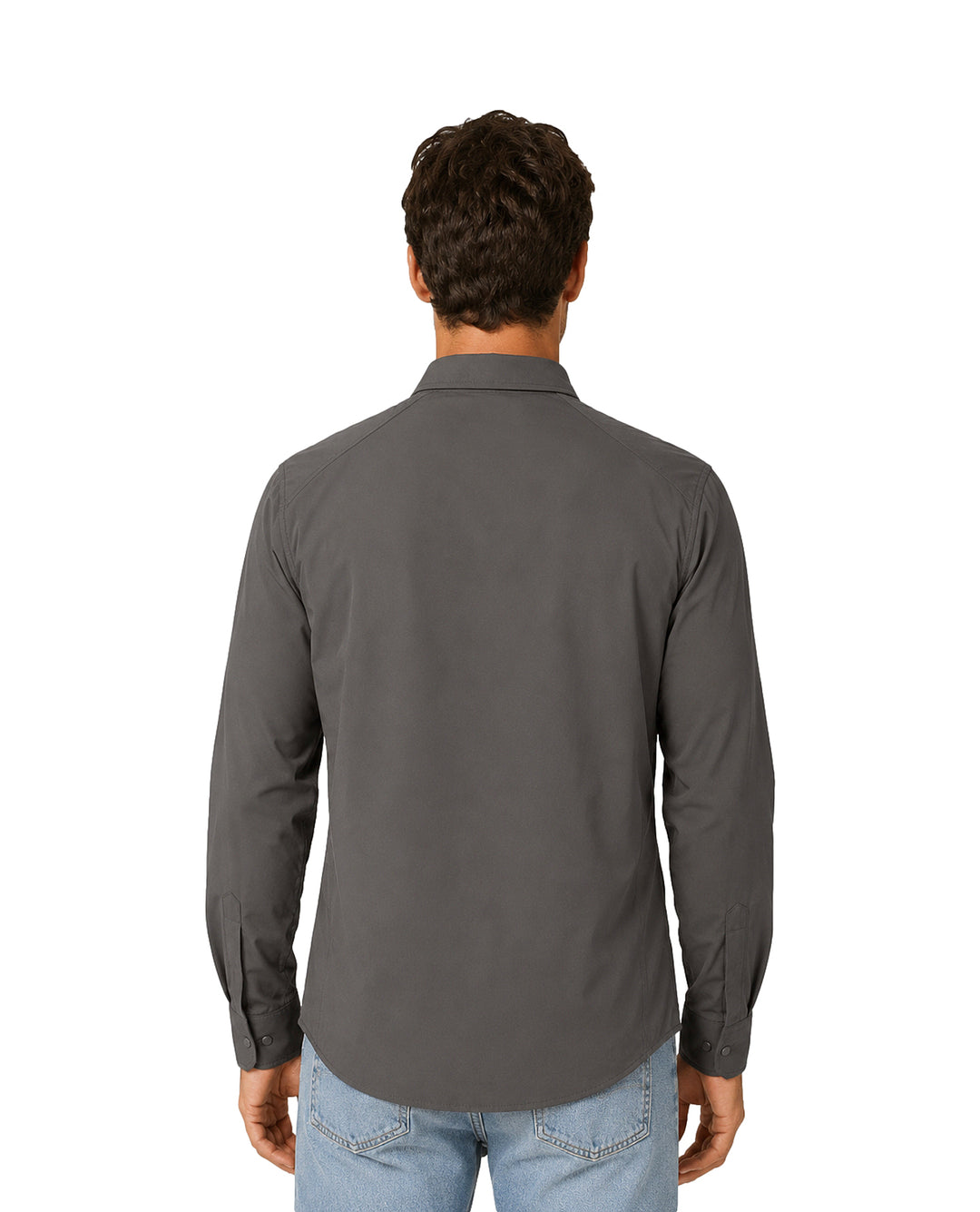 Hombre vistiendo camisa de manga larga color charcoal con bolsillo frontal con cierre.