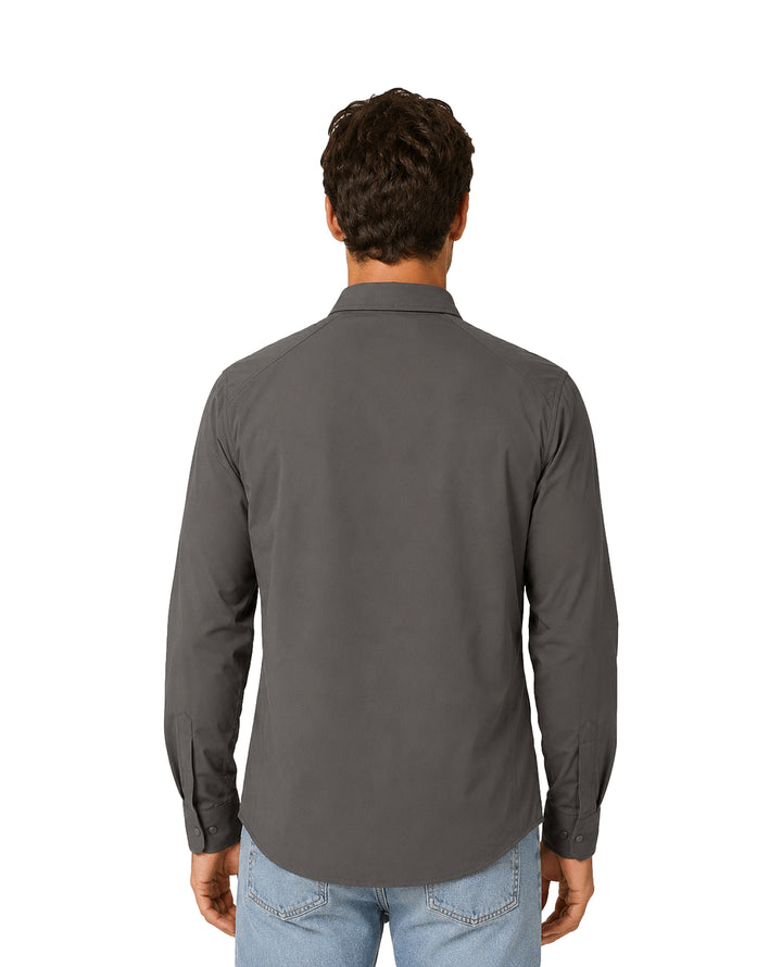 Hombre vistiendo camisa de manga larga color charcoal con bolsillo frontal con cierre.