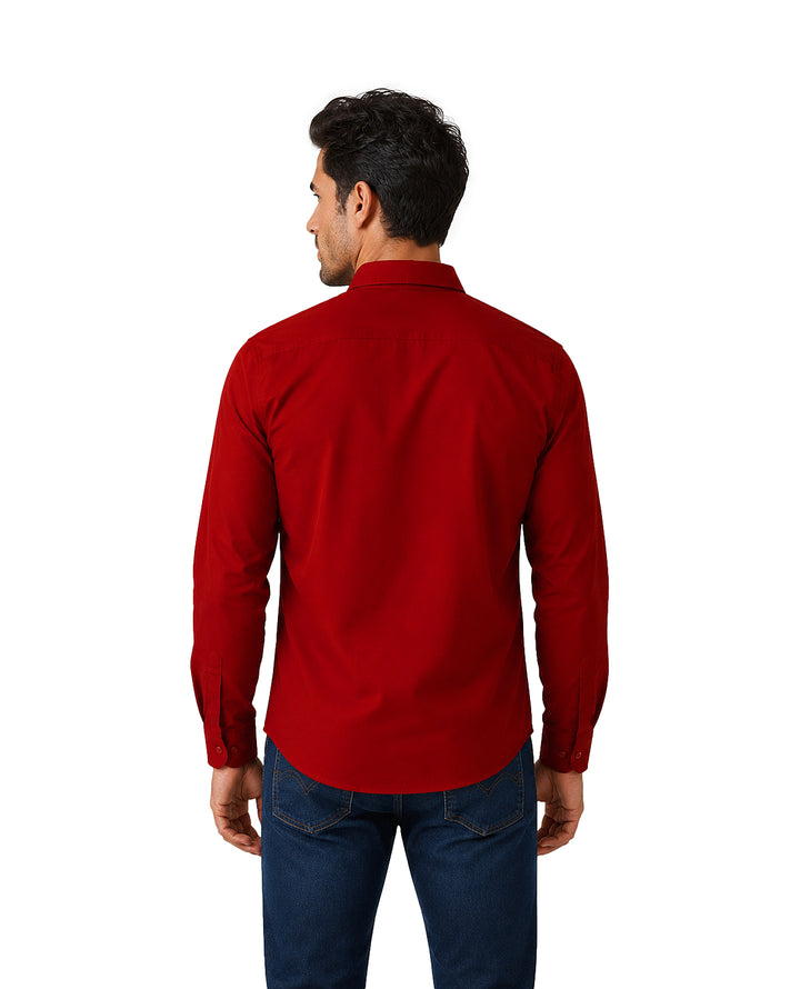 Hombre vistiendo una camisa roja de manga larga con botones y cuello.