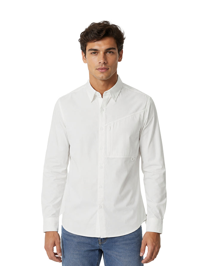 Hombre vistiendo una camisa blanca de manga larga y cuello, estilo casual.