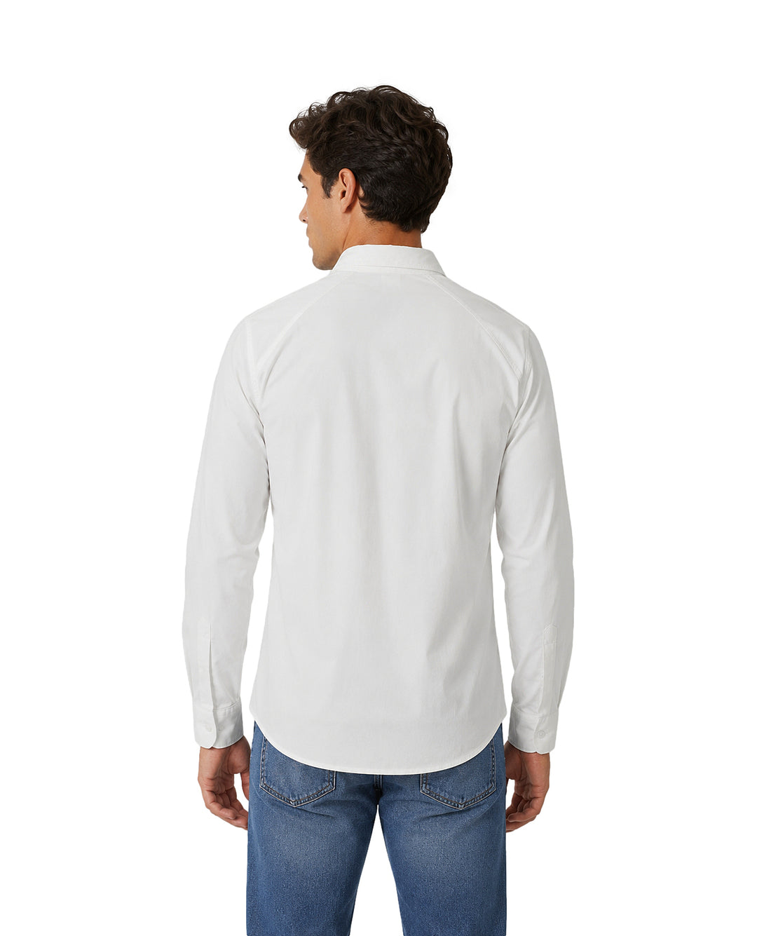 Hombre vistiendo una camisa blanca de manga larga y cuello, estilo casual.