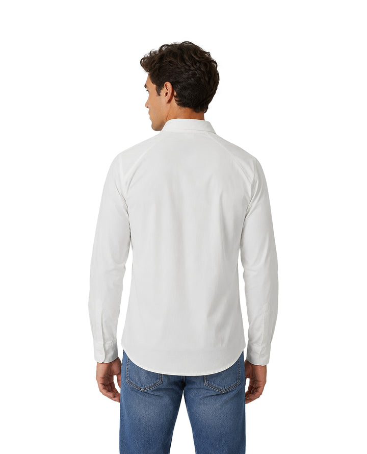 Hombre vistiendo una camisa blanca de manga larga y cuello, estilo casual.