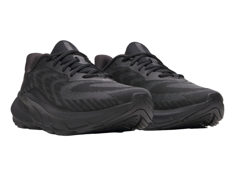 Tenis deportivos Under Armour Turbulence 3 en color negro total, vista lateral.