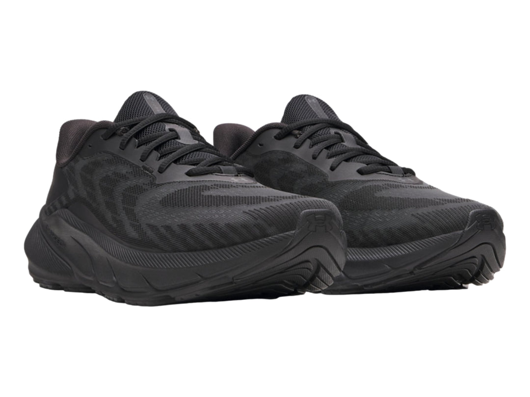 Tenis deportivos Under Armour Turbulence 3 en color negro total, vista lateral.