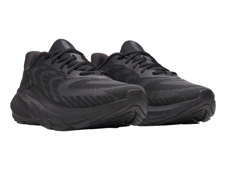 Tenis deportivos Under Armour Turbulence 3 en color negro total, vista lateral.