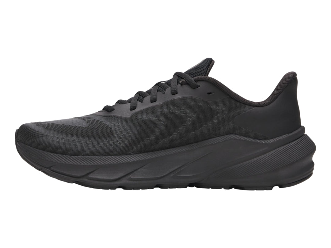 Tenis deportivos Under Armour Turbulence 3 en color negro total, vista lateral.