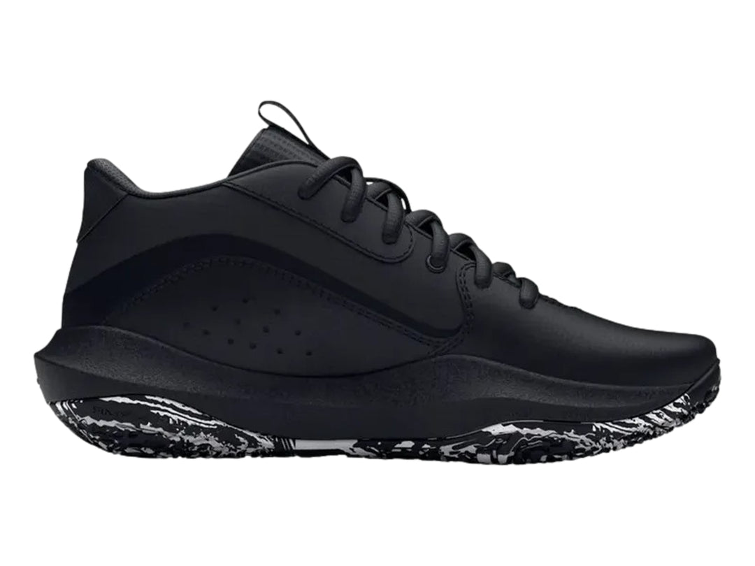 Tenis de baloncesto Under Armour color negro con suela marmoleada en blanco y negro.