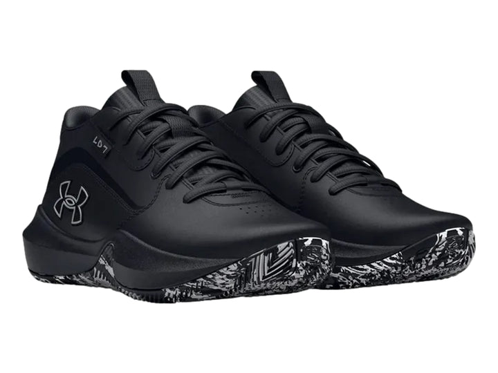 Tenis de baloncesto Under Armour color negro con suela marmoleada en blanco y negro.