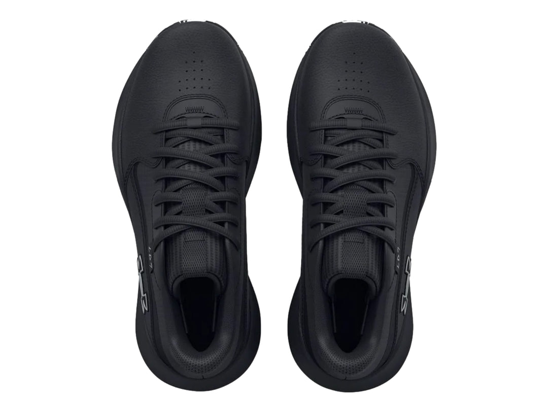 Tenis de baloncesto Under Armour color negro con suela marmoleada en blanco y negro.