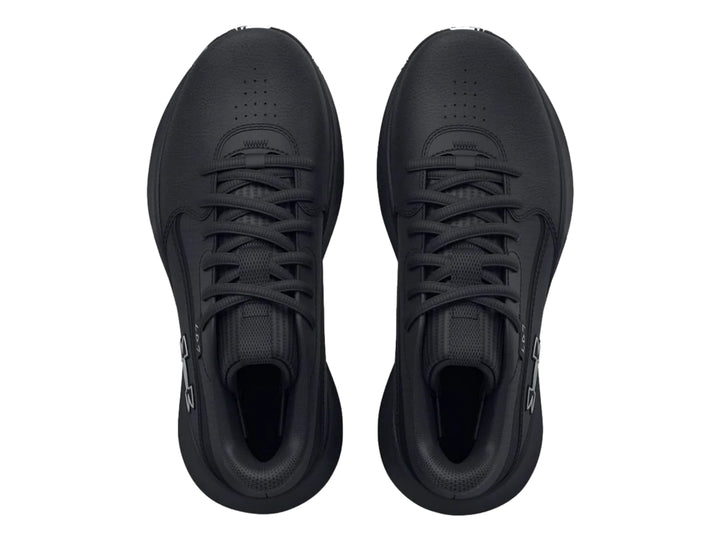 Tenis de baloncesto Under Armour color negro con suela marmoleada en blanco y negro.