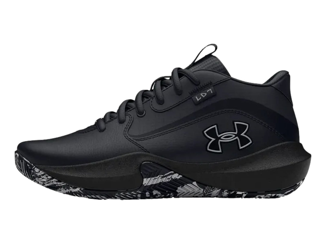 Tenis de baloncesto Under Armour color negro con suela marmoleada en blanco y negro.