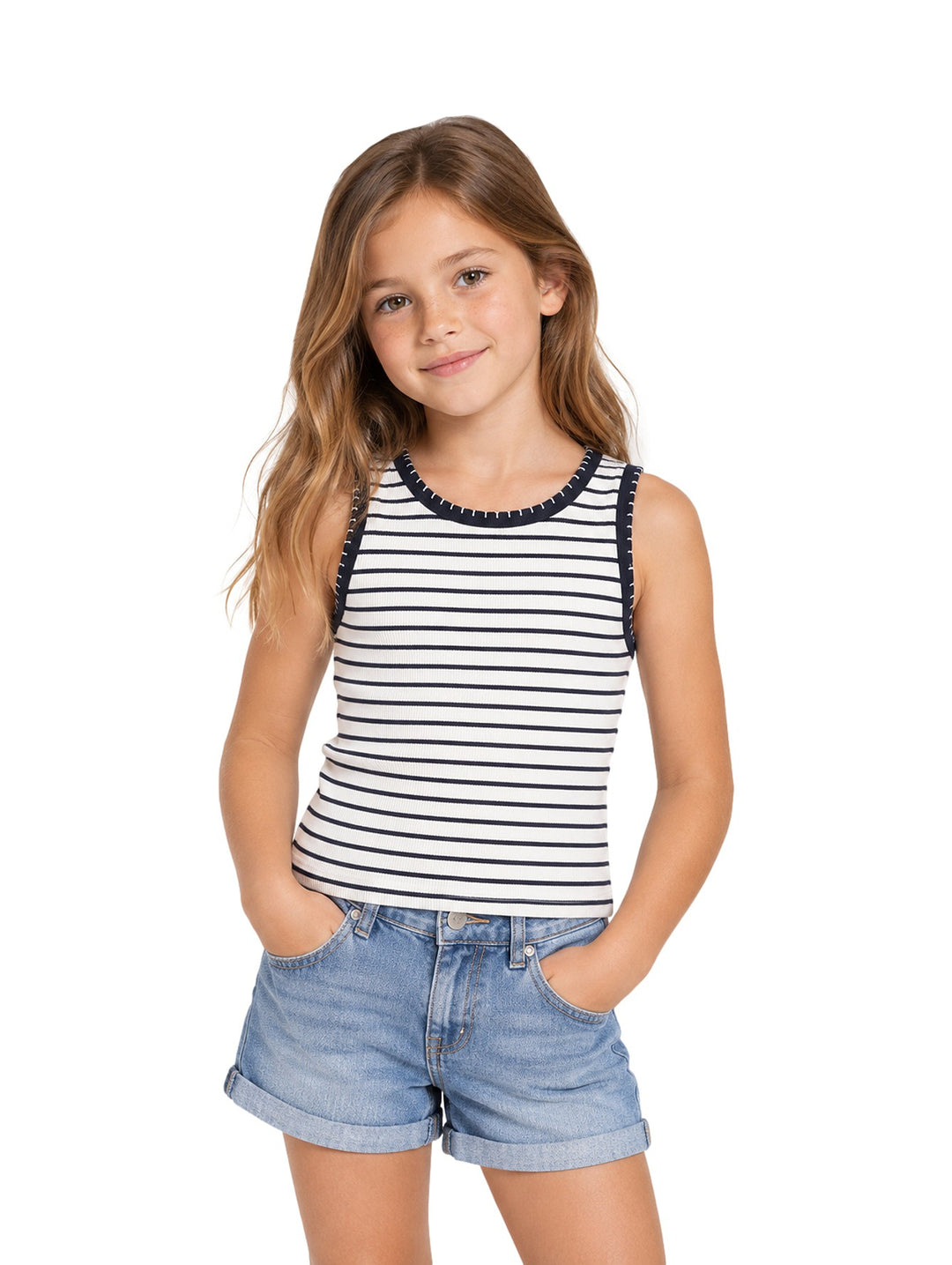 Niña vistiendo blusa sin mangas a rayas azul oscuro y blanco con shorts de mezclilla claros.