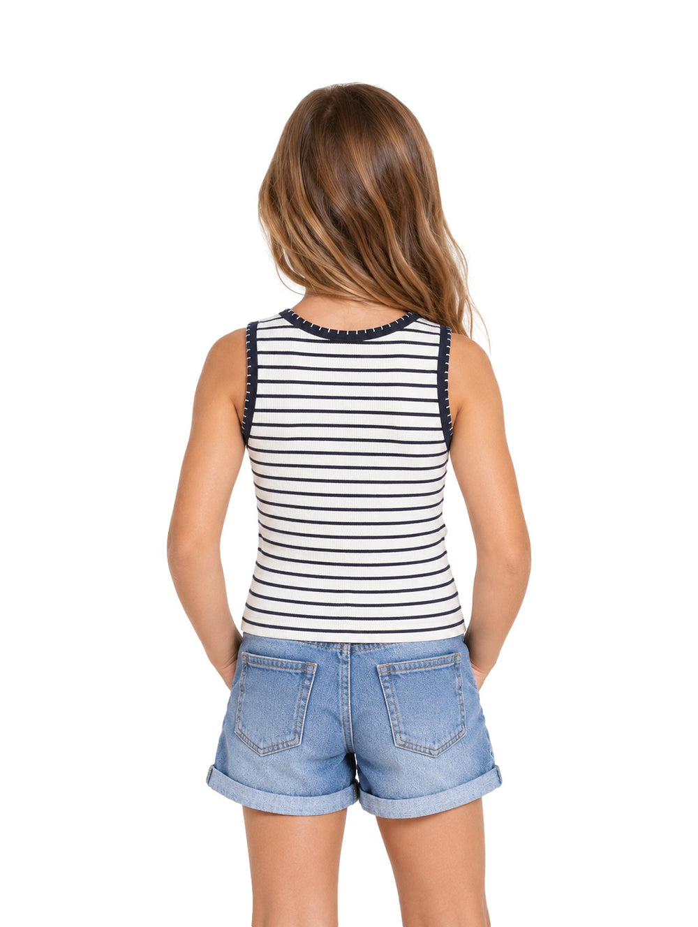 Niña vistiendo blusa sin mangas a rayas azul oscuro y blanco con shorts de mezclilla claros.