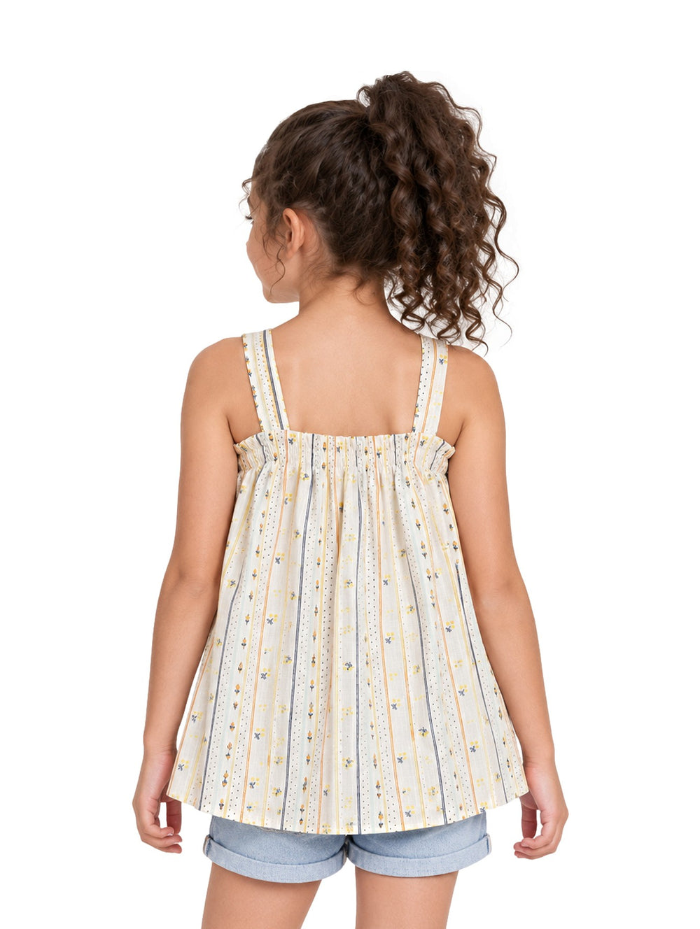 Niña vistiendo un vestido corto Zippy color beige claro con rayas amarillas y azules y tirantes.