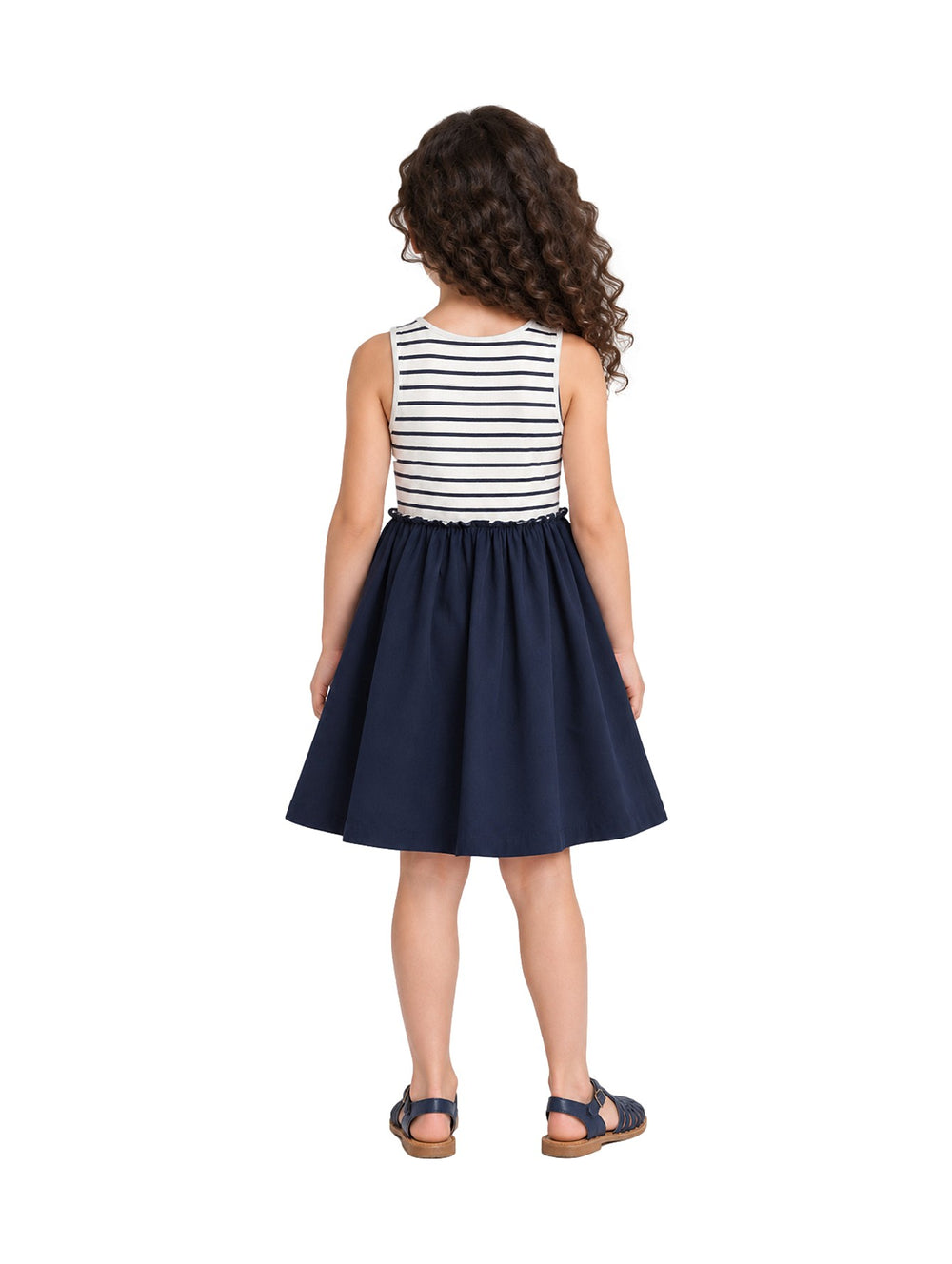 Niña vistiendo un vestido Zippy azul oscuro con parte superior a rayas blancas y azules y sandalias azules.