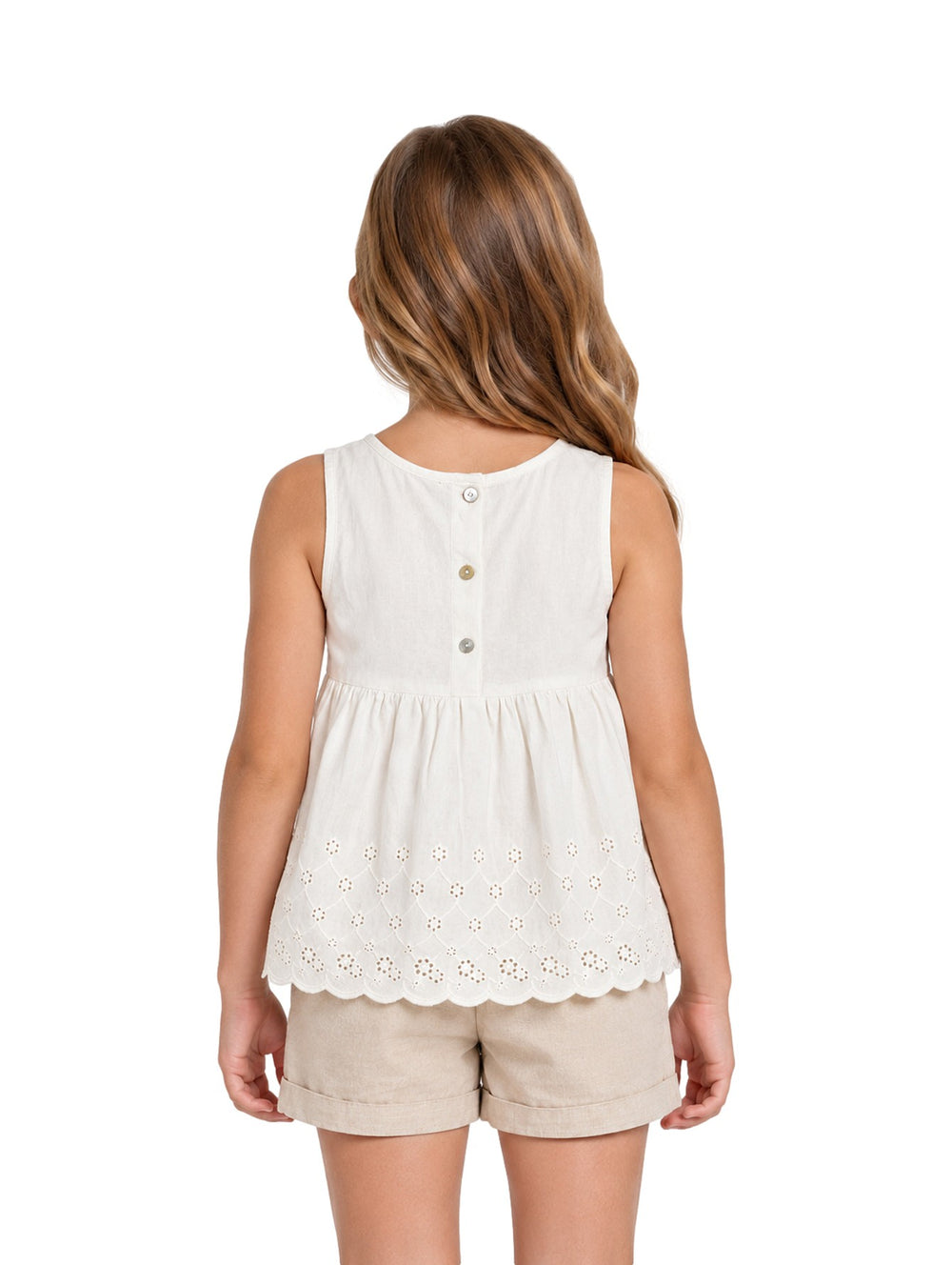 Niña vistiendo un conjunto de blusa beige claro con detalles calados y shorts a juego de la marca Zippy.