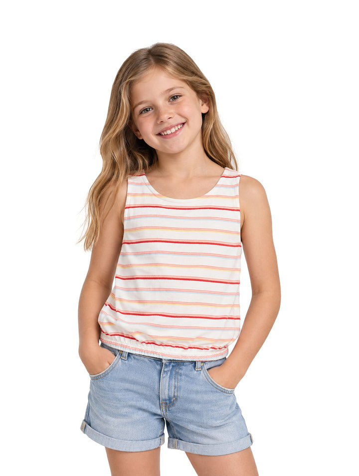 Niña vistiendo blusa blanca de rayas multicolores sin mangas y shorts de mezclilla claros.