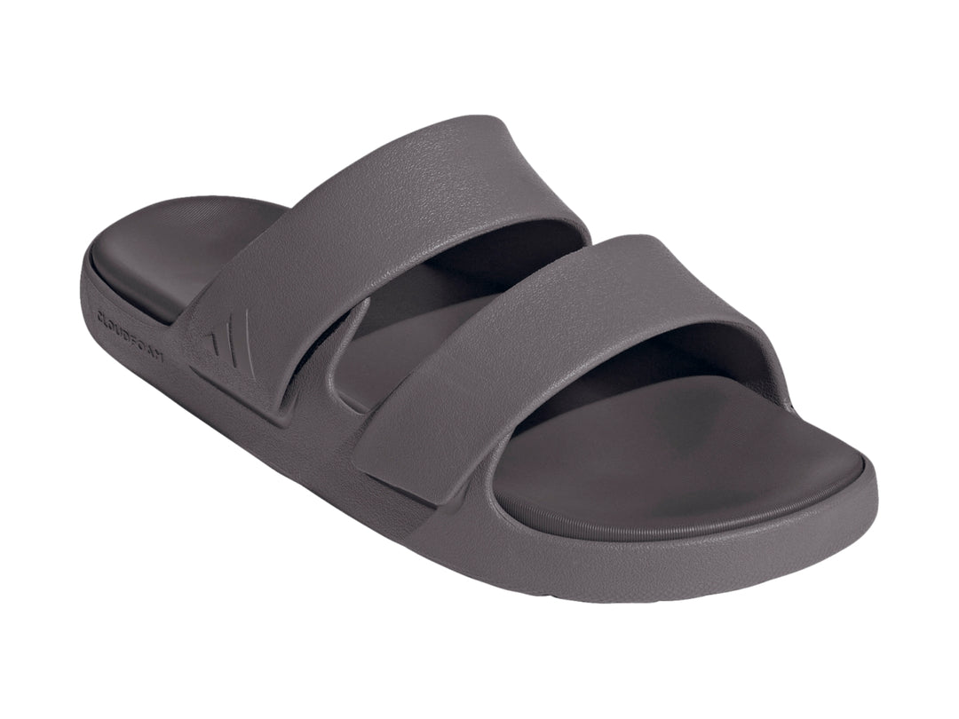 Sandalia Adidas de color gris con diseño deslizante y suela Cloudfoam.