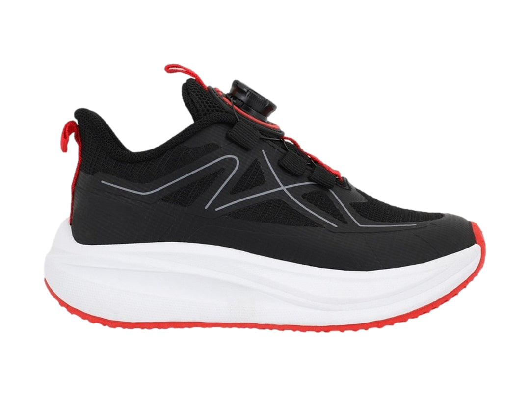 Tenis deportivos K-Swiss para niño en color negro con suela blanca y detalles en rojo.
