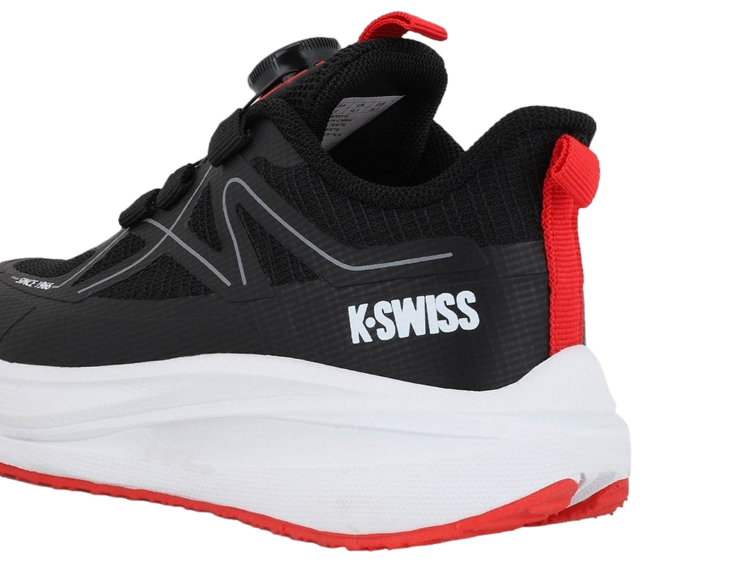 Tenis deportivos K-Swiss para niño en color negro con suela blanca y detalles en rojo.