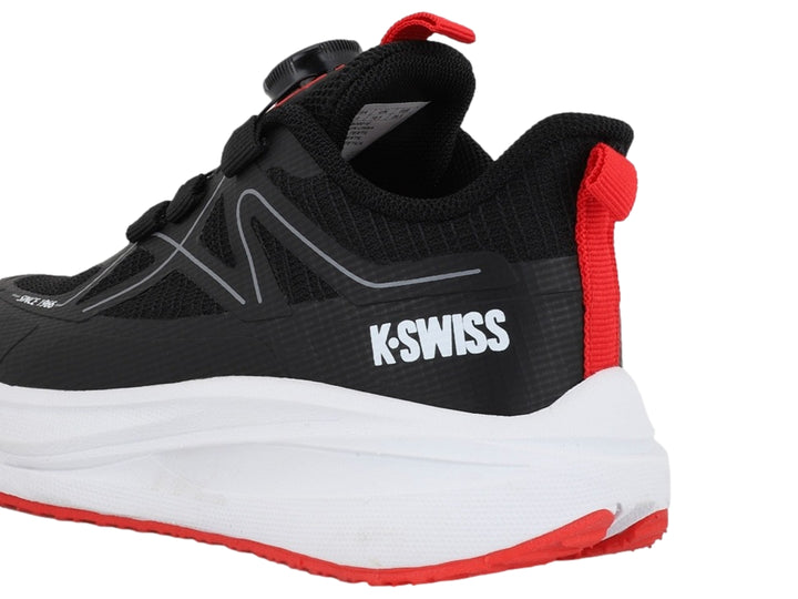 Tenis deportivos K-Swiss para niño en color negro con suela blanca y detalles en rojo.