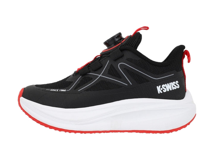 Tenis deportivos K-Swiss para niño en color negro con suela blanca y detalles en rojo.
