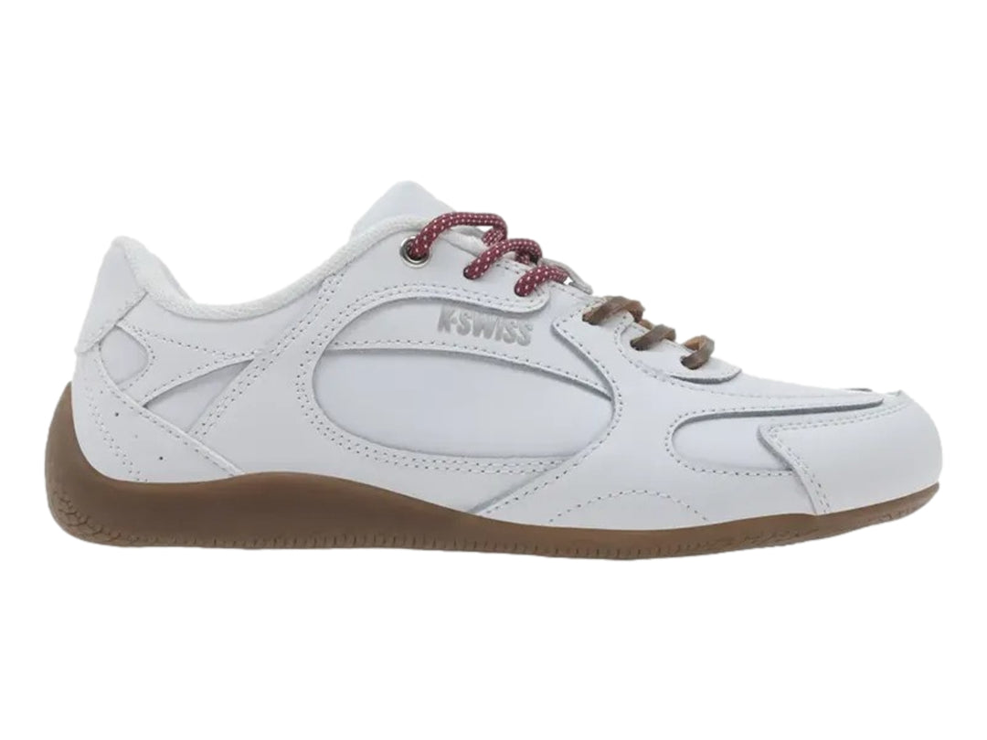Tenis blancos K-Swiss con suela color café y cordones rojos.