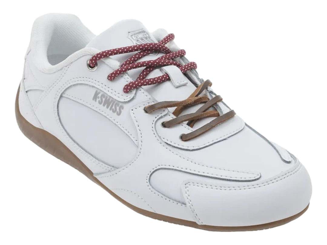 Tenis blancos K-Swiss con suela color café y cordones rojos.