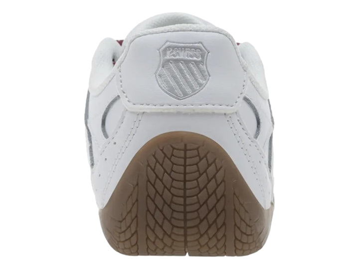 Tenis blancos K-Swiss con suela color café y cordones rojos.