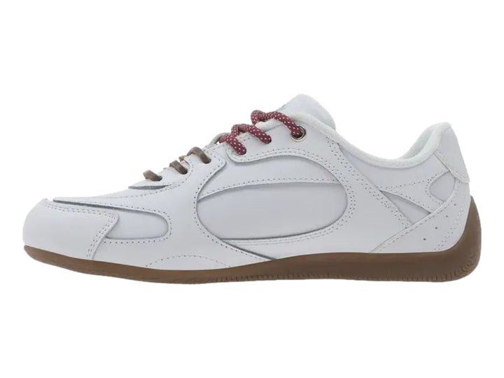 Tenis blancos K-Swiss con suela color café y cordones rojos.