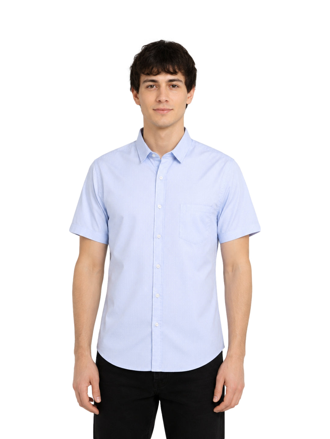 Hombre vistiendo una camisa de manga corta color azul claro con cuello y botones.