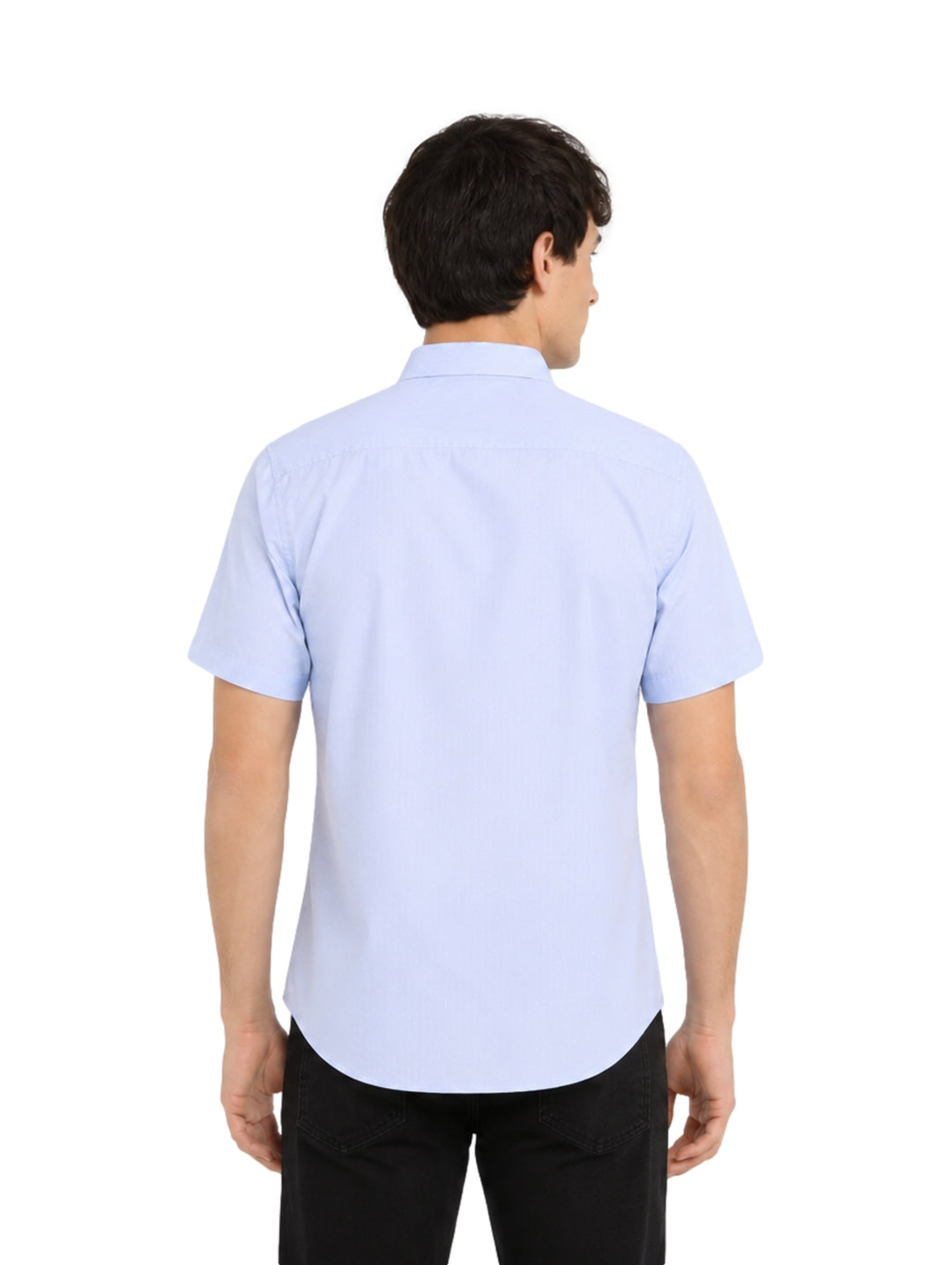 Hombre vistiendo una camisa de manga corta color azul claro con cuello y botones.