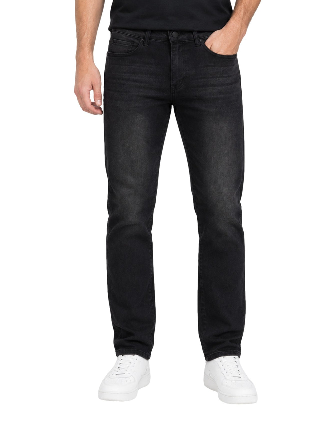 Hombre vistiendo jeans Kahua de color negro con calzado blanco sobre fondo blanco.