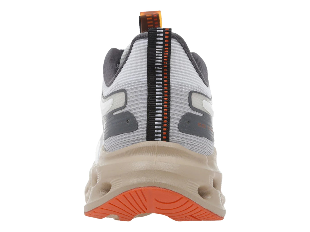 Tenis deportivos K-Swiss color blanco y arena con suela gruesa perforada y detalles en naranja.